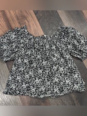 Loft Womens Blouse XSP
Black White Floral Smocked Scoop
Neck Short Sleeve
